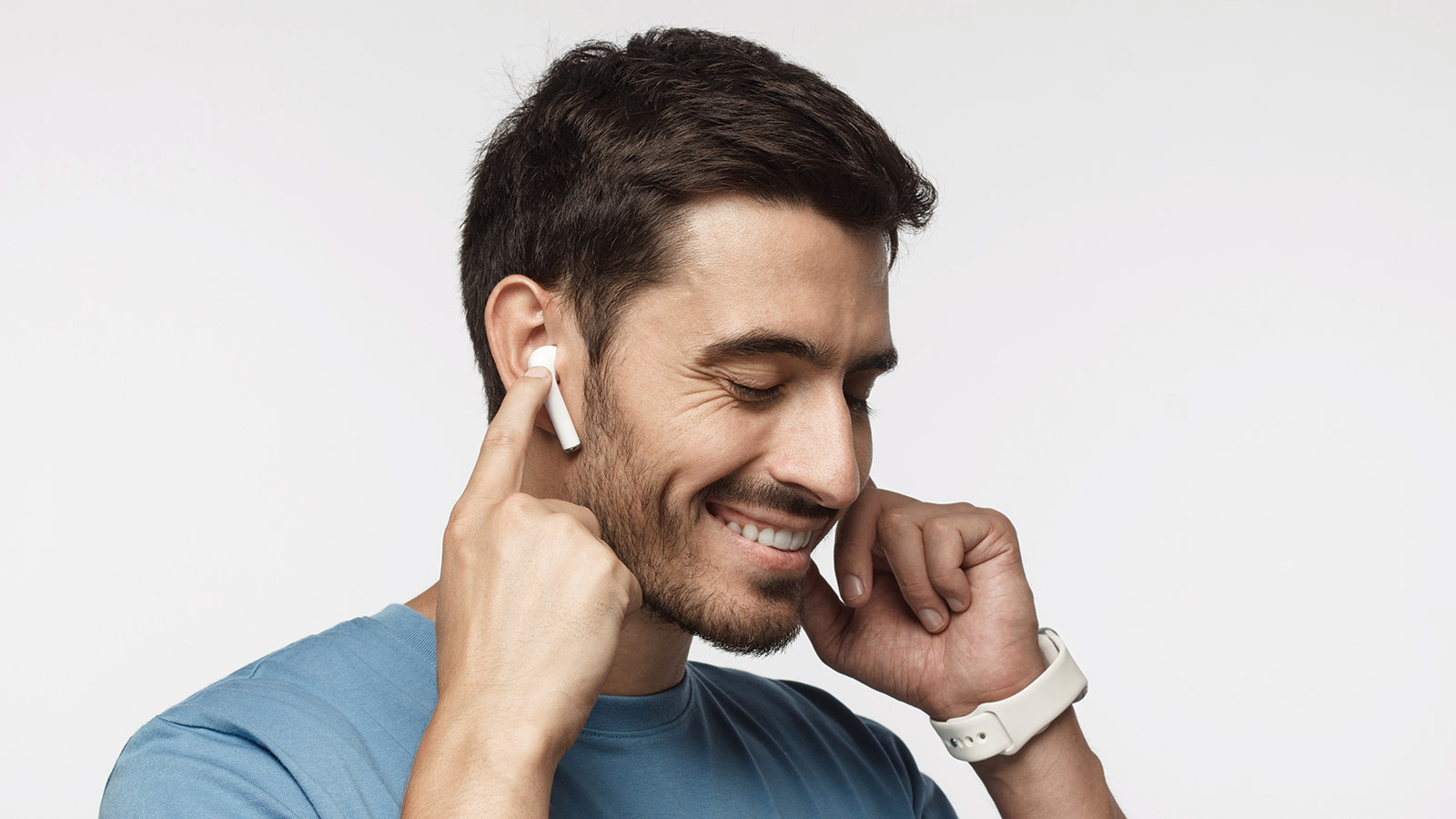 hombre con auriculares